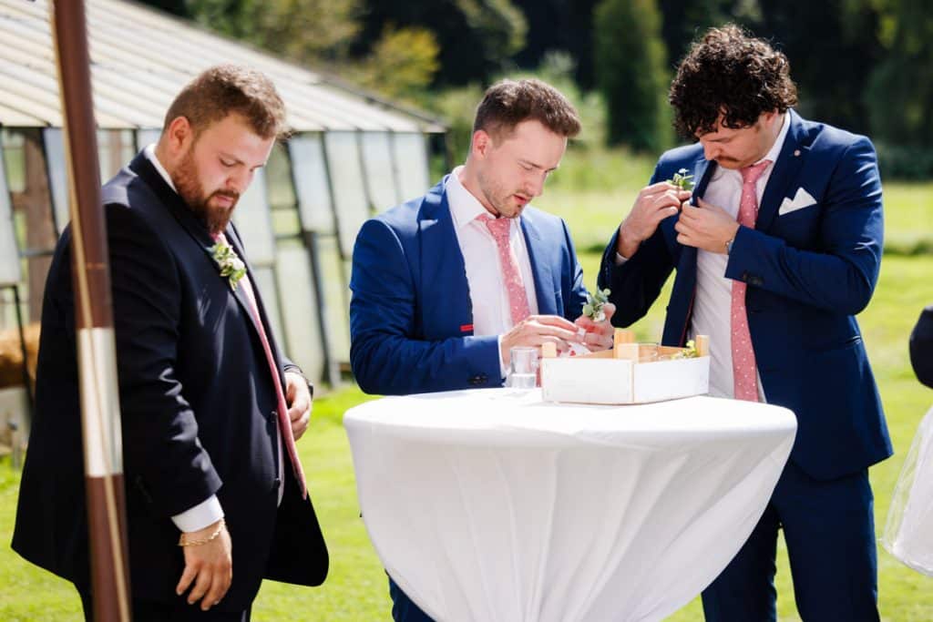Freie Trauung in der stilvollen Orangerie von Schloss Diersfordt in Wesel: Das Brautpaar gibt sich vor Familie und Freunden das Ja-Wort in eleganter, lichtdurchfluteter Umgebung. Blumendekoration, romantisches Ambiente und die besondere Location machen diesen Moment einzigartig. Festgehalten vom Hochzeitsfotograf Wesel.