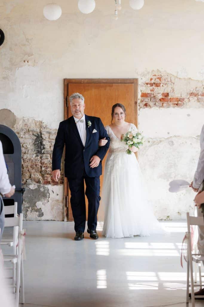Freie Trauung in der stilvollen Orangerie von Schloss Diersfordt in Wesel: Das Brautpaar gibt sich vor Familie und Freunden das Ja-Wort in eleganter, lichtdurchfluteter Umgebung. Blumendekoration, romantisches Ambiente und die besondere Location machen diesen Moment einzigartig. Festgehalten vom Hochzeitsfotograf Wesel.