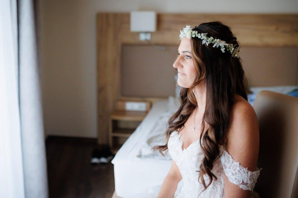 Getting Ready der Braut im Landgut Hochwald in Sonsbeck: Die Braut lässt sich frisieren, legt Schmuck an und zieht ihr Hochzeitskleid an. Erste emotionale Momente, liebevolle Details und gespannte Vorfreude wurden dabei vom Hochzeitsfotograf Niederrhein festgehalten.