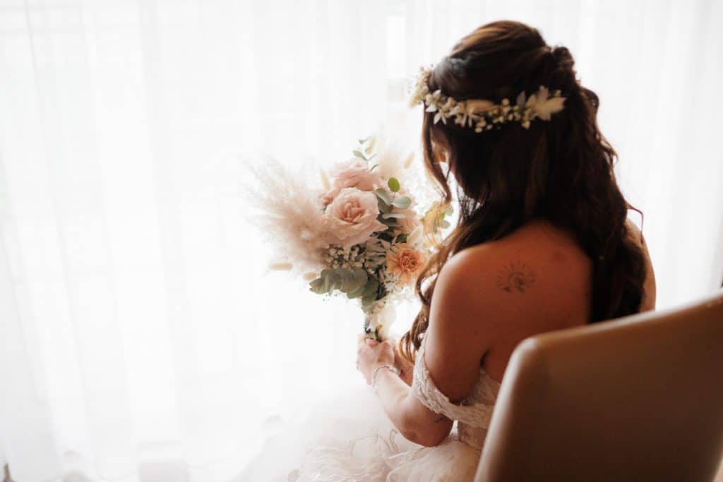 Getting Ready der Braut im Landgut Hochwald in Sonsbeck: Die Braut lässt sich frisieren, legt Schmuck an und zieht ihr Hochzeitskleid an. Erste emotionale Momente, liebevolle Details und gespannte Vorfreude wurden dabei vom Hochzeitsfotograf Niederrhein festgehalten.
