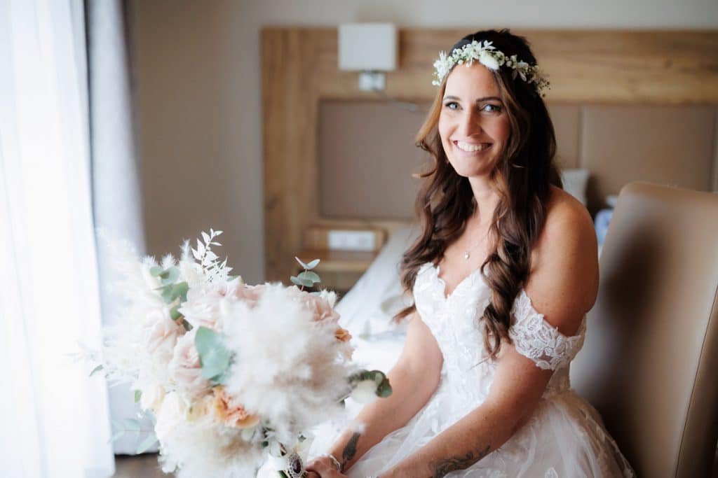 Getting Ready der Braut im Landgut Hochwald in Sonsbeck: Die Braut lässt sich frisieren, legt Schmuck an und zieht ihr Hochzeitskleid an. Erste emotionale Momente, liebevolle Details und gespannte Vorfreude wurden dabei vom Hochzeitsfotograf Niederrhein festgehalten.