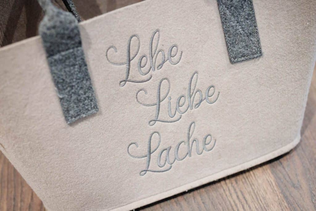 Getting Ready der Braut im Landgut Hochwald in Sonsbeck: Die Braut lässt sich frisieren, legt Schmuck an und zieht ihr Hochzeitskleid an. Erste emotionale Momente, liebevolle Details und gespannte Vorfreude wurden dabei vom Hochzeitsfotograf Niederrhein festgehalten.