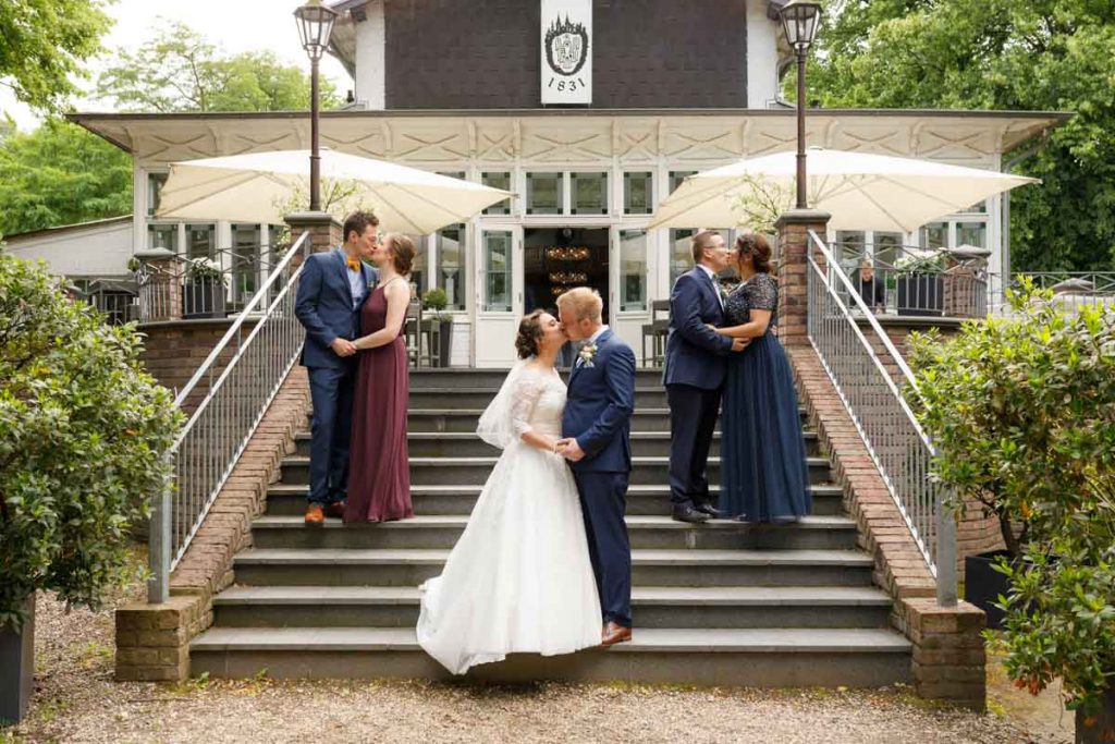 Fröhliche Gruppenfotos nach der Hochzeit in Xanten: Das Brautpaar posiert mit Familie und Freunden vor der Kirche. Lächelnde Gesichter, elegante Outfits und die festliche Stimmung machen die Gruppenfotos zu einer bleibenden Erinnerung. Fotografiert vom Hochzeitsfotograf Xanten.