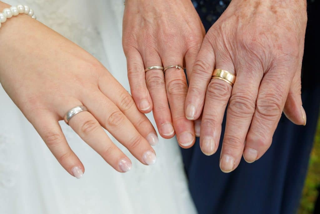 Fröhliche Gruppenfotos nach der Hochzeit in Xanten: Das Brautpaar posiert mit Familie und Freunden vor der Kirche. Lächelnde Gesichter, elegante Outfits und die festliche Stimmung machen die Gruppenfotos zu einer bleibenden Erinnerung. Fotografiert vom Hochzeitsfotograf Xanten.