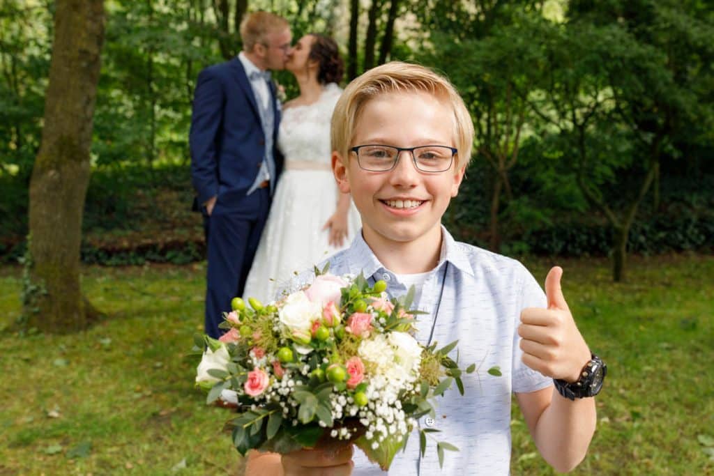Fröhliche Gruppenfotos nach der Hochzeit in Xanten: Das Brautpaar posiert mit Familie und Freunden vor der Kirche. Lächelnde Gesichter, elegante Outfits und die festliche Stimmung machen die Gruppenfotos zu einer bleibenden Erinnerung. Fotografiert vom Hochzeitsfotograf Xanten.