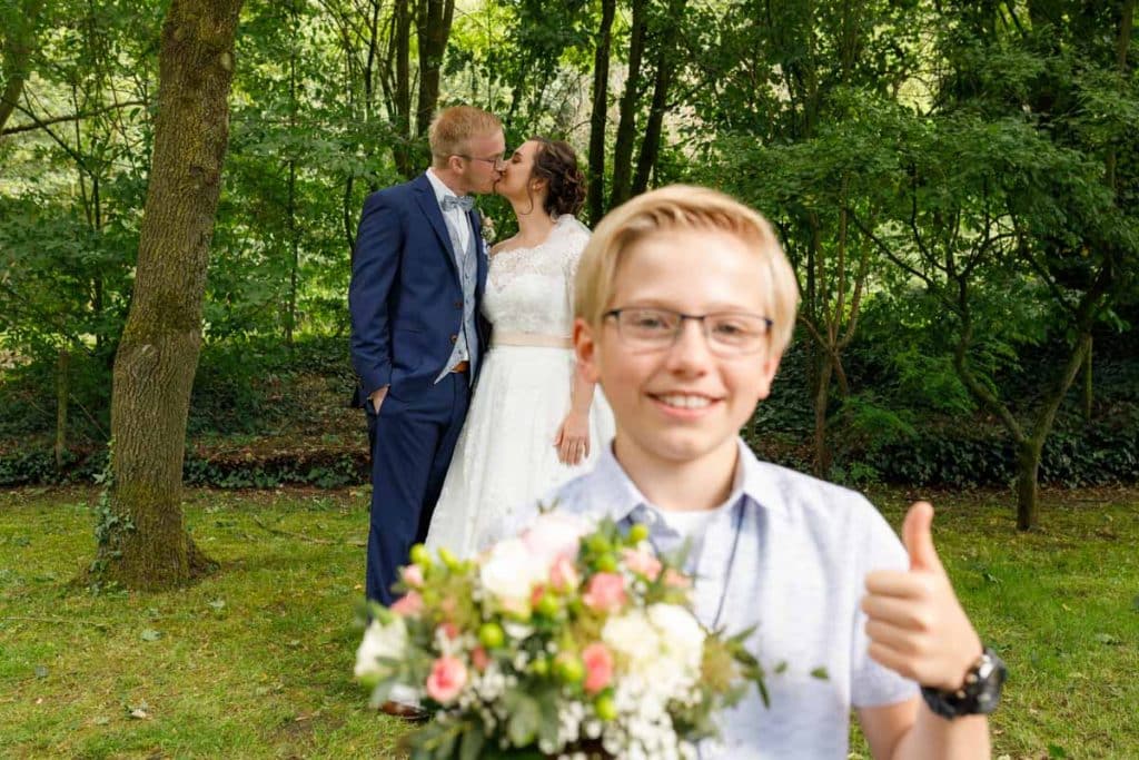 Fröhliche Gruppenfotos nach der Hochzeit in Xanten: Das Brautpaar posiert mit Familie und Freunden vor der Kirche. Lächelnde Gesichter, elegante Outfits und die festliche Stimmung machen die Gruppenfotos zu einer bleibenden Erinnerung. Fotografiert vom Hochzeitsfotograf Xanten.