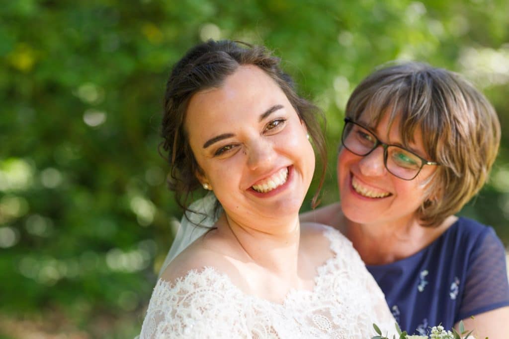 Fröhliche Gruppenfotos nach der Hochzeit in Xanten: Das Brautpaar posiert mit Familie und Freunden vor der Kirche. Lächelnde Gesichter, elegante Outfits und die festliche Stimmung machen die Gruppenfotos zu einer bleibenden Erinnerung. Fotografiert vom Hochzeitsfotograf Xanten.