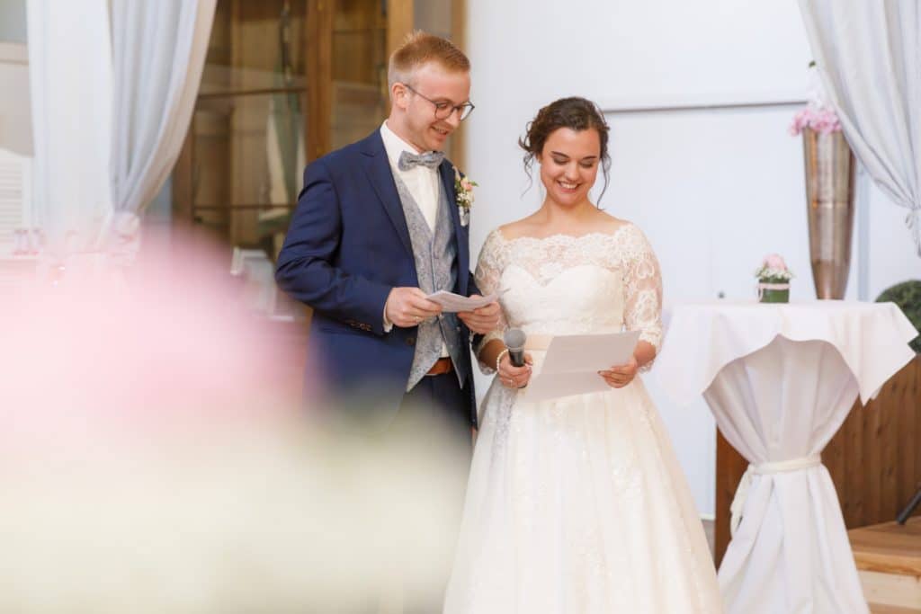 Stimmungsvolle Hochzeitsfeier im Alten Schützenhaus in Xanten: Das Brautpaar tanzt ausgelassen mit Familie und Freunden. Die festlich geschmückte Location, lachende Gäste und Musik schaffen eine lebendige Atmosphäre voller Emotionen. Dieses Foto zeigt die authentische Hochzeitsreportage vom Hochzeitsfotograf Xanten.