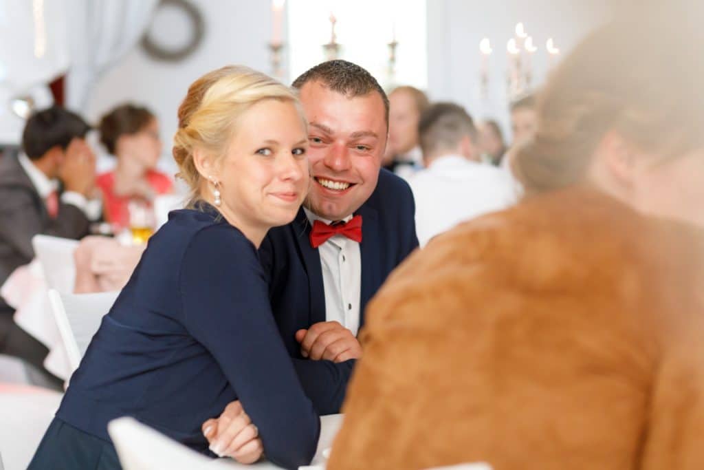 Stimmungsvolle Hochzeitsfeier im Alten Schützenhaus in Xanten: Das Brautpaar tanzt ausgelassen mit Familie und Freunden. Die festlich geschmückte Location, lachende Gäste und Musik schaffen eine lebendige Atmosphäre voller Emotionen. Dieses Foto zeigt die authentische Hochzeitsreportage vom Hochzeitsfotograf Xanten.