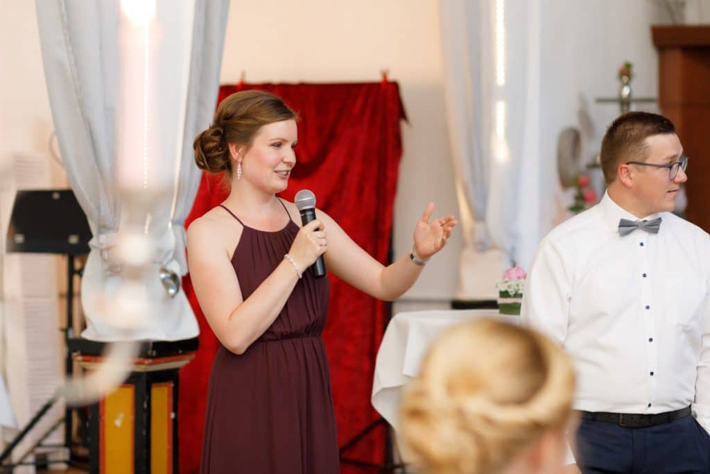 Stimmungsvolle Hochzeitsfeier im Alten Schützenhaus in Xanten: Das Brautpaar tanzt ausgelassen mit Familie und Freunden. Die festlich geschmückte Location, lachende Gäste und Musik schaffen eine lebendige Atmosphäre voller Emotionen. Dieses Foto zeigt die authentische Hochzeitsreportage vom Hochzeitsfotograf Xanten.