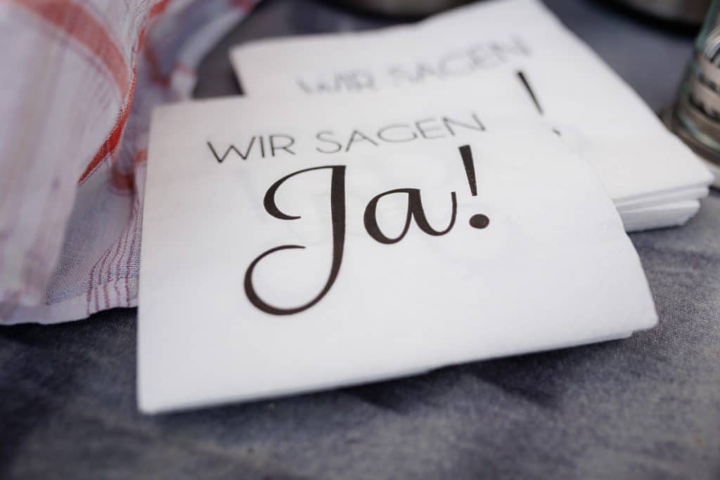 Ausgelassene Hochzeitsfeier von Diana und Hendrik im Hotel Neuhaus in Iserlohn, Sauerland. Vom ersten Tanz über emotionale Reden bis zur Party auf der Tanzfläche: Die lebendige Stimmung und Freude dieses Tages hielt der Hochzeitsfotograf Sauerland in Bildern fest.