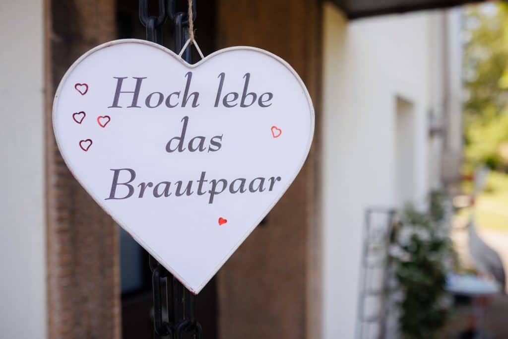 Ausgelassene Hochzeitsfeier von Diana und Hendrik im Hotel Neuhaus in Iserlohn, Sauerland. Vom ersten Tanz über emotionale Reden bis zur Party auf der Tanzfläche: Die lebendige Stimmung und Freude dieses Tages hielt der Hochzeitsfotograf Sauerland in Bildern fest.