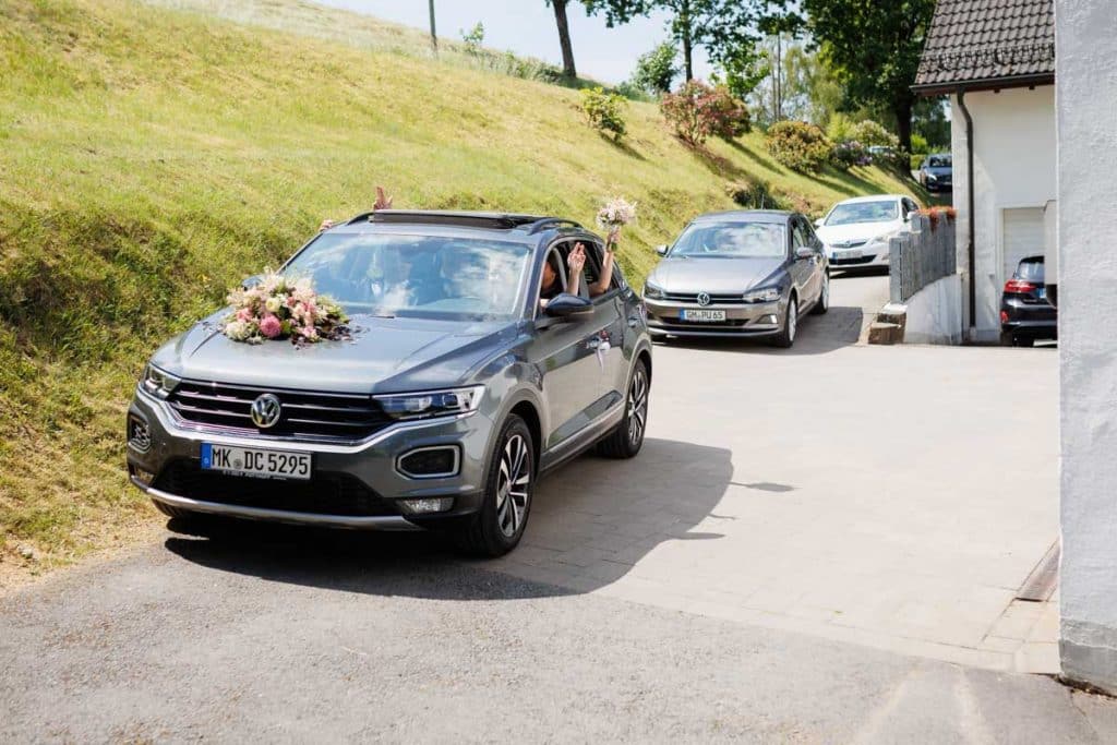 Ausgelassene Hochzeitsfeier von Diana und Hendrik im Hotel Neuhaus in Iserlohn, Sauerland. Vom ersten Tanz über emotionale Reden bis zur Party auf der Tanzfläche: Die lebendige Stimmung und Freude dieses Tages hielt der Hochzeitsfotograf Sauerland in Bildern fest.