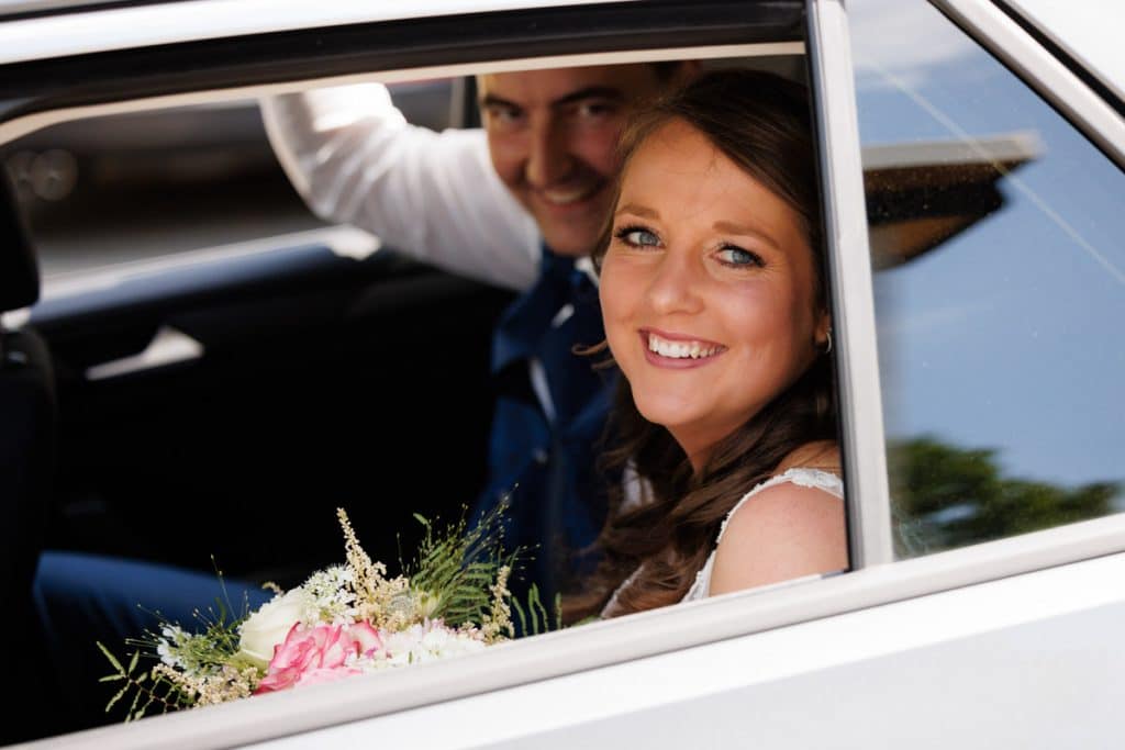 Ausgelassene Hochzeitsfeier von Diana und Hendrik im Hotel Neuhaus in Iserlohn, Sauerland. Vom ersten Tanz über emotionale Reden bis zur Party auf der Tanzfläche: Die lebendige Stimmung und Freude dieses Tages hielt der Hochzeitsfotograf Sauerland in Bildern fest.