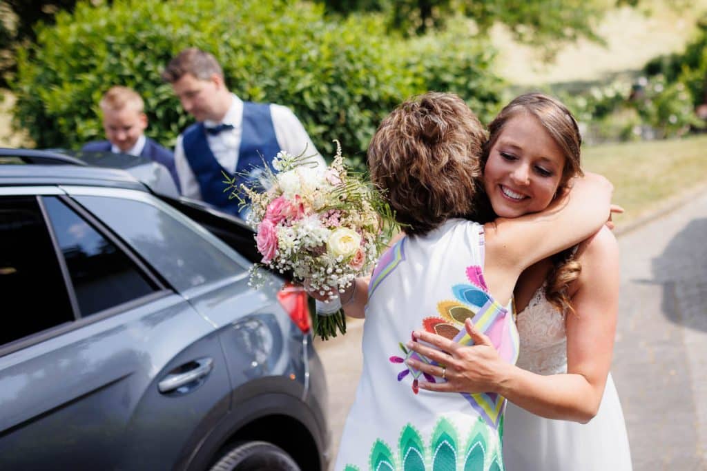 Ausgelassene Hochzeitsfeier von Diana und Hendrik im Hotel Neuhaus in Iserlohn, Sauerland. Vom ersten Tanz über emotionale Reden bis zur Party auf der Tanzfläche: Die lebendige Stimmung und Freude dieses Tages hielt der Hochzeitsfotograf Sauerland in Bildern fest.