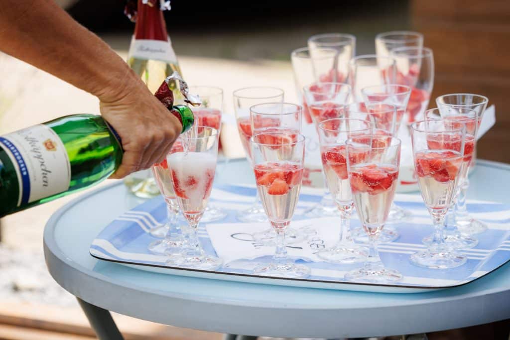 Ausgelassene Hochzeitsfeier von Diana und Hendrik im Hotel Neuhaus in Iserlohn, Sauerland. Vom ersten Tanz über emotionale Reden bis zur Party auf der Tanzfläche: Die lebendige Stimmung und Freude dieses Tages hielt der Hochzeitsfotograf Sauerland in Bildern fest.