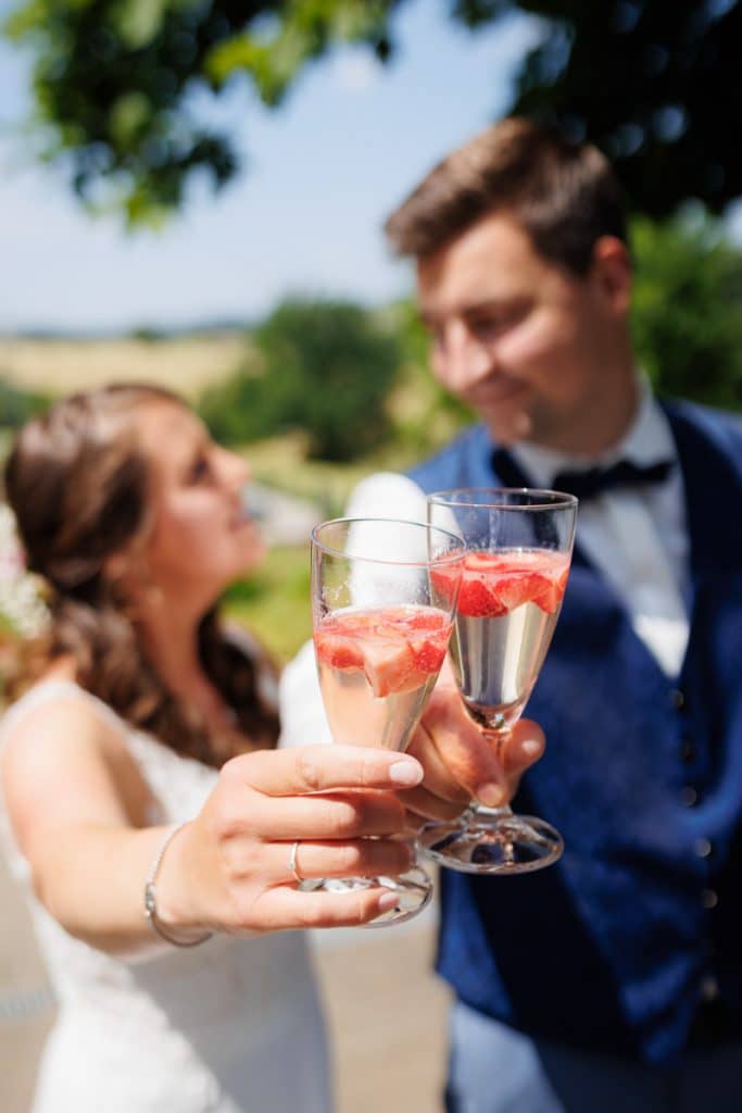 Ausgelassene Hochzeitsfeier von Diana und Hendrik im Hotel Neuhaus in Iserlohn, Sauerland. Vom ersten Tanz über emotionale Reden bis zur Party auf der Tanzfläche: Die lebendige Stimmung und Freude dieses Tages hielt der Hochzeitsfotograf Sauerland in Bildern fest.