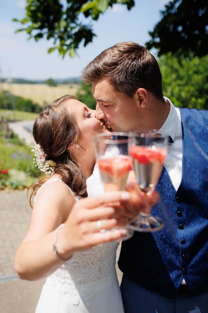 Ausgelassene Hochzeitsfeier von Diana und Hendrik im Hotel Neuhaus in Iserlohn, Sauerland. Vom ersten Tanz über emotionale Reden bis zur Party auf der Tanzfläche: Die lebendige Stimmung und Freude dieses Tages hielt der Hochzeitsfotograf Sauerland in Bildern fest.