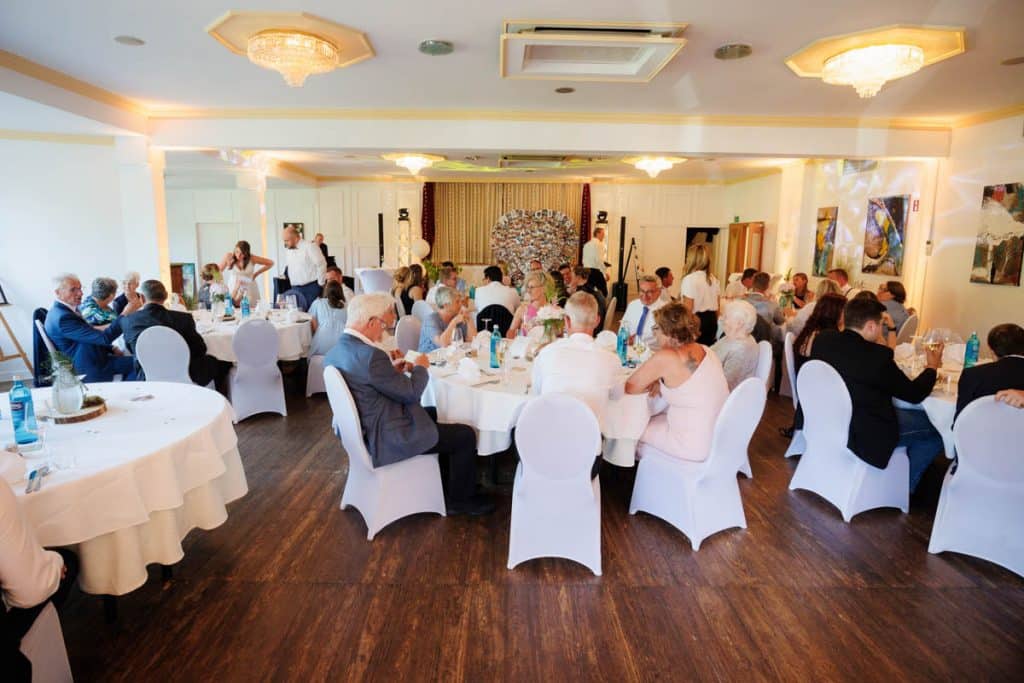 Ausgelassene Hochzeitsfeier von Diana und Hendrik im Hotel Neuhaus in Iserlohn, Sauerland. Vom ersten Tanz über emotionale Reden bis zur Party auf der Tanzfläche: Die lebendige Stimmung und Freude dieses Tages hielt der Hochzeitsfotograf Sauerland in Bildern fest.