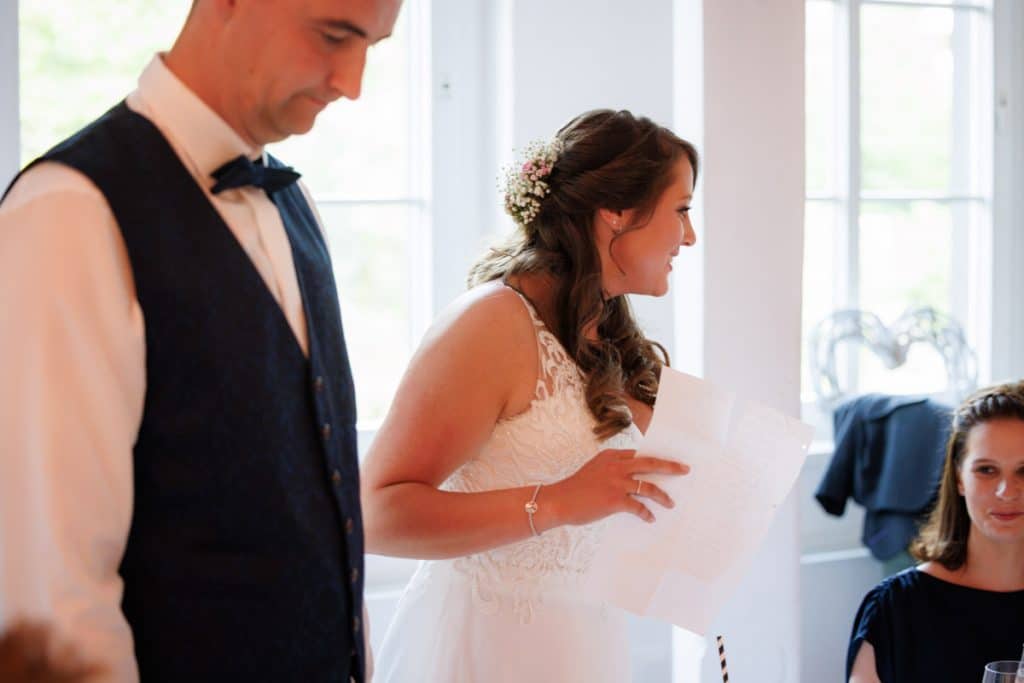 Ausgelassene Hochzeitsfeier von Diana und Hendrik im Hotel Neuhaus in Iserlohn, Sauerland. Vom ersten Tanz über emotionale Reden bis zur Party auf der Tanzfläche: Die lebendige Stimmung und Freude dieses Tages hielt der Hochzeitsfotograf Sauerland in Bildern fest.