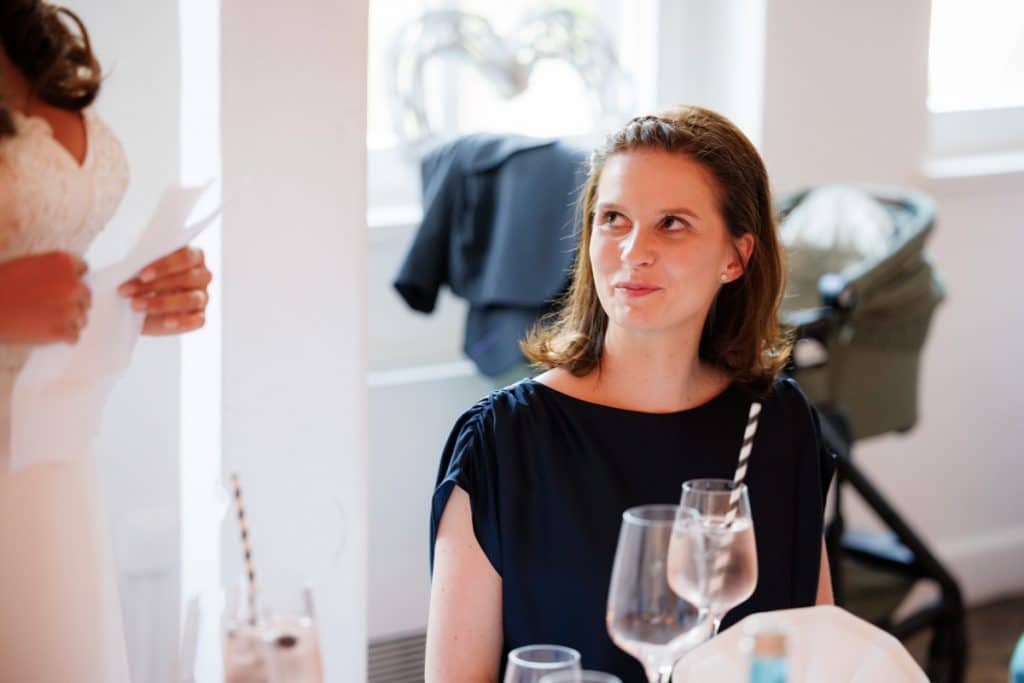 Ausgelassene Hochzeitsfeier von Diana und Hendrik im Hotel Neuhaus in Iserlohn, Sauerland. Vom ersten Tanz über emotionale Reden bis zur Party auf der Tanzfläche: Die lebendige Stimmung und Freude dieses Tages hielt der Hochzeitsfotograf Sauerland in Bildern fest.