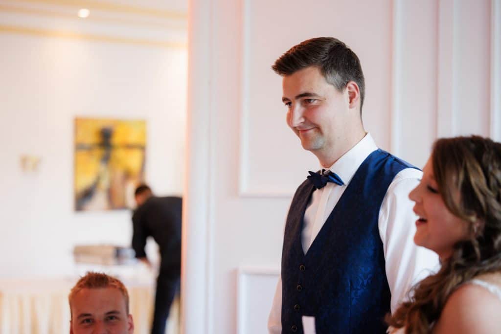Ausgelassene Hochzeitsfeier von Diana und Hendrik im Hotel Neuhaus in Iserlohn, Sauerland. Vom ersten Tanz über emotionale Reden bis zur Party auf der Tanzfläche: Die lebendige Stimmung und Freude dieses Tages hielt der Hochzeitsfotograf Sauerland in Bildern fest.