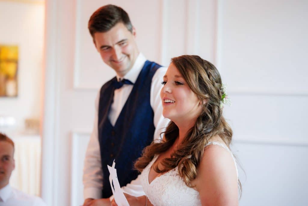 Ausgelassene Hochzeitsfeier von Diana und Hendrik im Hotel Neuhaus in Iserlohn, Sauerland. Vom ersten Tanz über emotionale Reden bis zur Party auf der Tanzfläche: Die lebendige Stimmung und Freude dieses Tages hielt der Hochzeitsfotograf Sauerland in Bildern fest.