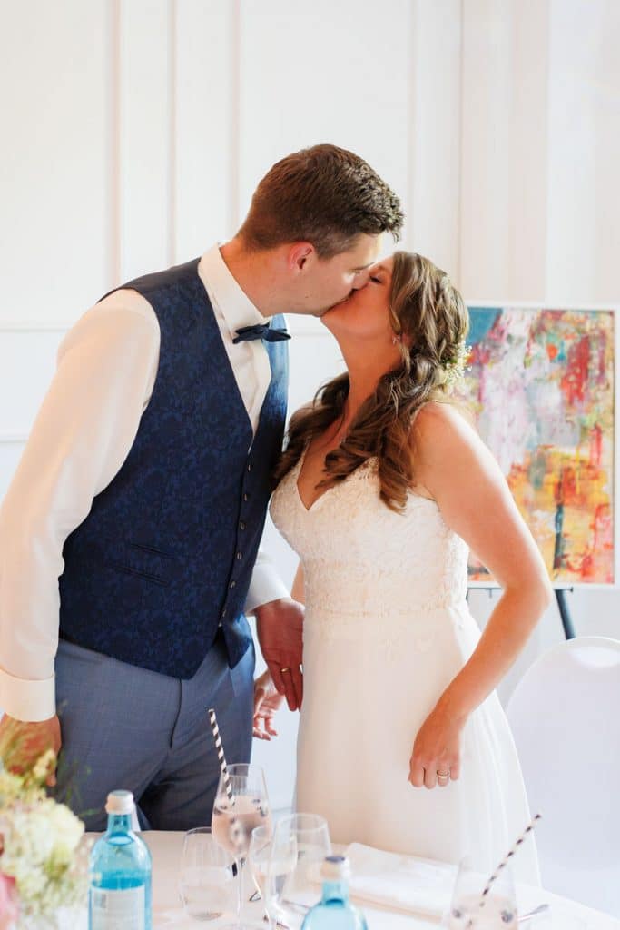 Ausgelassene Hochzeitsfeier von Diana und Hendrik im Hotel Neuhaus in Iserlohn, Sauerland. Vom ersten Tanz über emotionale Reden bis zur Party auf der Tanzfläche: Die lebendige Stimmung und Freude dieses Tages hielt der Hochzeitsfotograf Sauerland in Bildern fest.