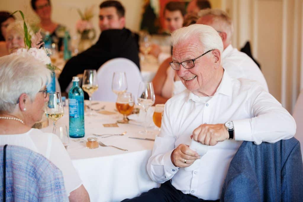 Ausgelassene Hochzeitsfeier von Diana und Hendrik im Hotel Neuhaus in Iserlohn, Sauerland. Vom ersten Tanz über emotionale Reden bis zur Party auf der Tanzfläche: Die lebendige Stimmung und Freude dieses Tages hielt der Hochzeitsfotograf Sauerland in Bildern fest.