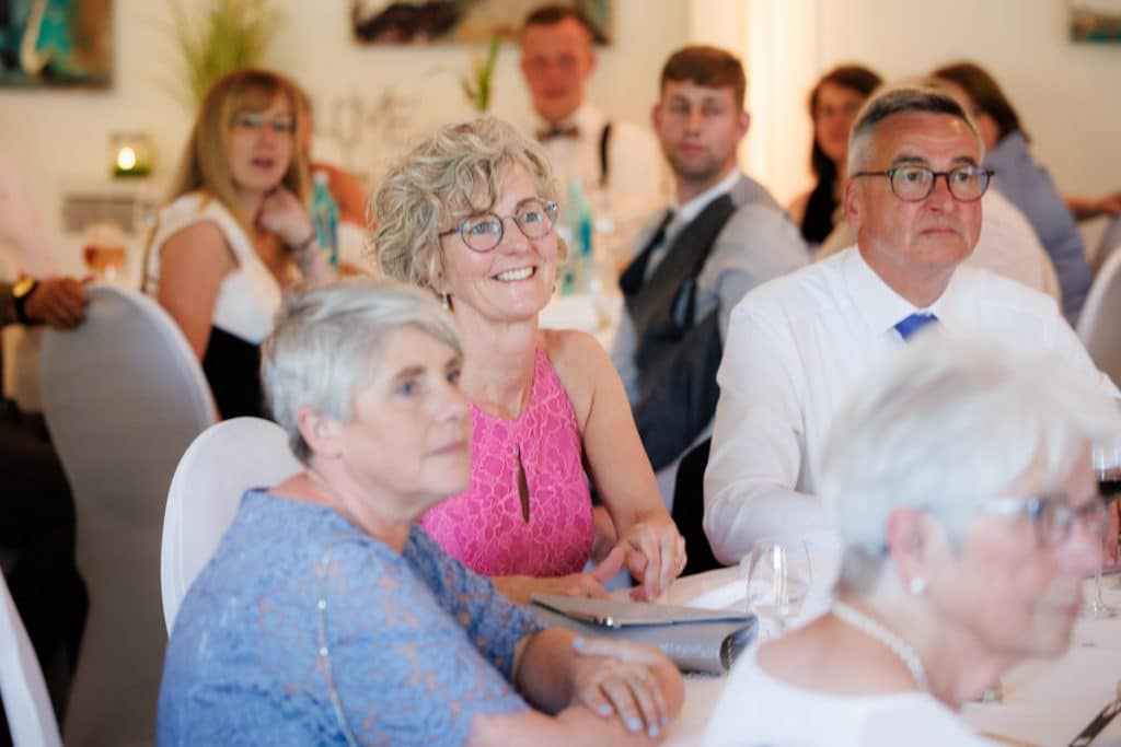 Ausgelassene Hochzeitsfeier von Diana und Hendrik im Hotel Neuhaus in Iserlohn, Sauerland. Vom ersten Tanz über emotionale Reden bis zur Party auf der Tanzfläche: Die lebendige Stimmung und Freude dieses Tages hielt der Hochzeitsfotograf Sauerland in Bildern fest.