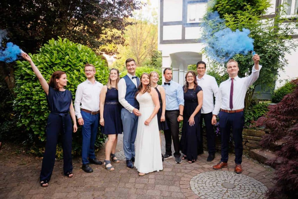 Ausgelassene Hochzeitsfeier von Diana und Hendrik im Hotel Neuhaus in Iserlohn, Sauerland. Vom ersten Tanz über emotionale Reden bis zur Party auf der Tanzfläche: Die lebendige Stimmung und Freude dieses Tages hielt der Hochzeitsfotograf Sauerland in Bildern fest.