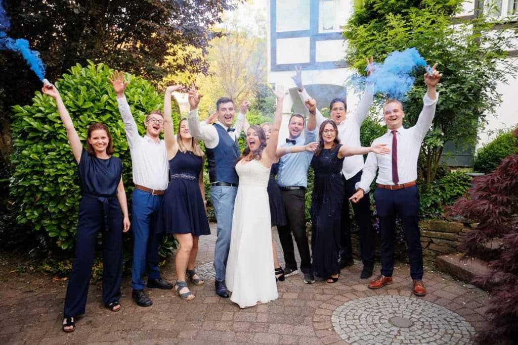 Ausgelassene Hochzeitsfeier von Diana und Hendrik im Hotel Neuhaus in Iserlohn, Sauerland. Vom ersten Tanz über emotionale Reden bis zur Party auf der Tanzfläche: Die lebendige Stimmung und Freude dieses Tages hielt der Hochzeitsfotograf Sauerland in Bildern fest.