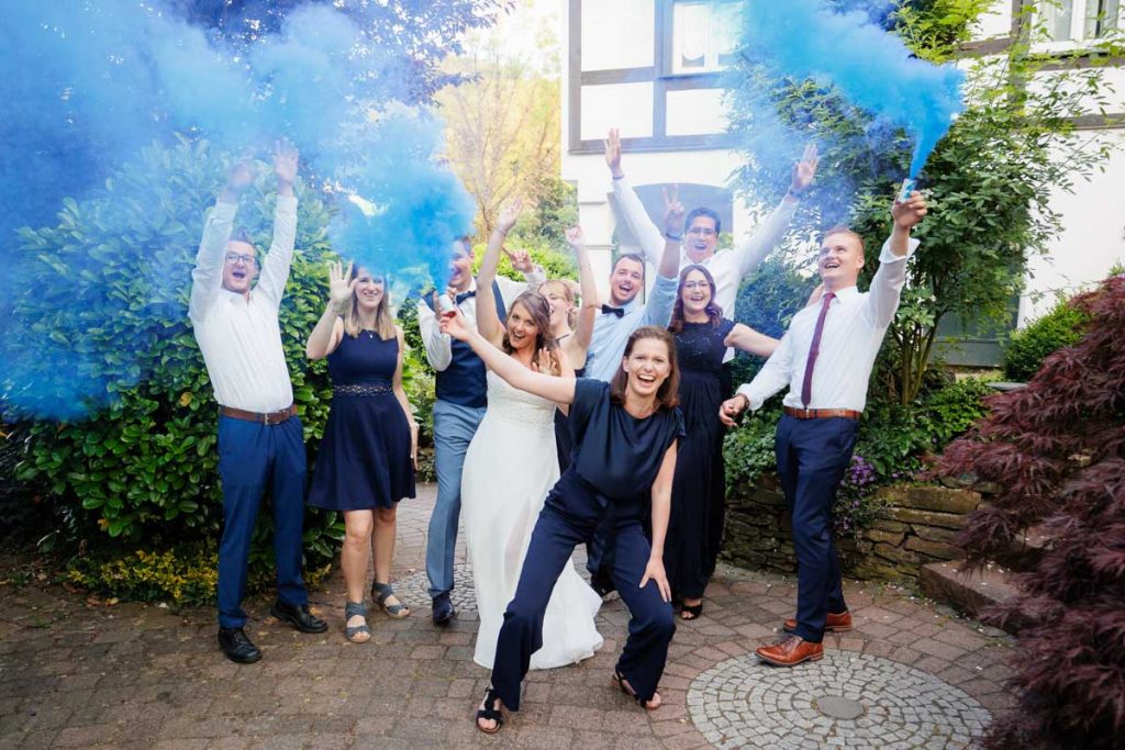 Ausgelassene Hochzeitsfeier von Diana und Hendrik im Hotel Neuhaus in Iserlohn, Sauerland. Vom ersten Tanz über emotionale Reden bis zur Party auf der Tanzfläche: Die lebendige Stimmung und Freude dieses Tages hielt der Hochzeitsfotograf Sauerland in Bildern fest.