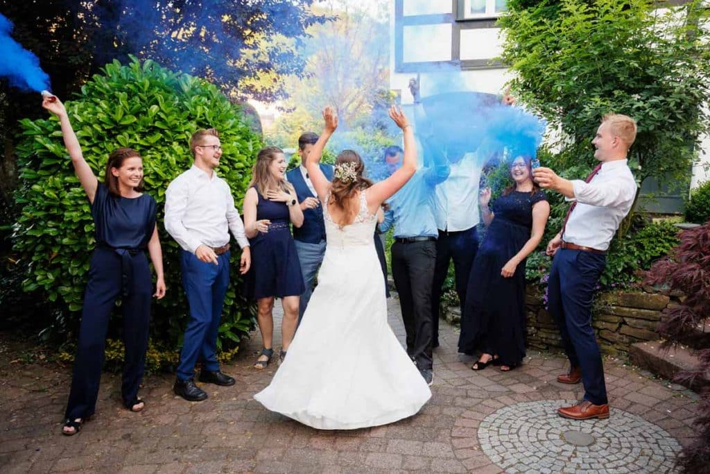 Ausgelassene Hochzeitsfeier von Diana und Hendrik im Hotel Neuhaus in Iserlohn, Sauerland. Vom ersten Tanz über emotionale Reden bis zur Party auf der Tanzfläche: Die lebendige Stimmung und Freude dieses Tages hielt der Hochzeitsfotograf Sauerland in Bildern fest.