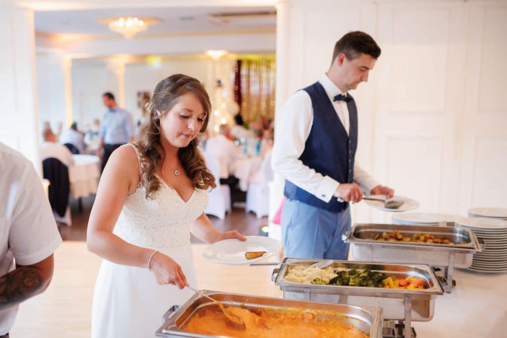 Ausgelassene Hochzeitsfeier von Diana und Hendrik im Hotel Neuhaus in Iserlohn, Sauerland. Vom ersten Tanz über emotionale Reden bis zur Party auf der Tanzfläche: Die lebendige Stimmung und Freude dieses Tages hielt der Hochzeitsfotograf Sauerland in Bildern fest.