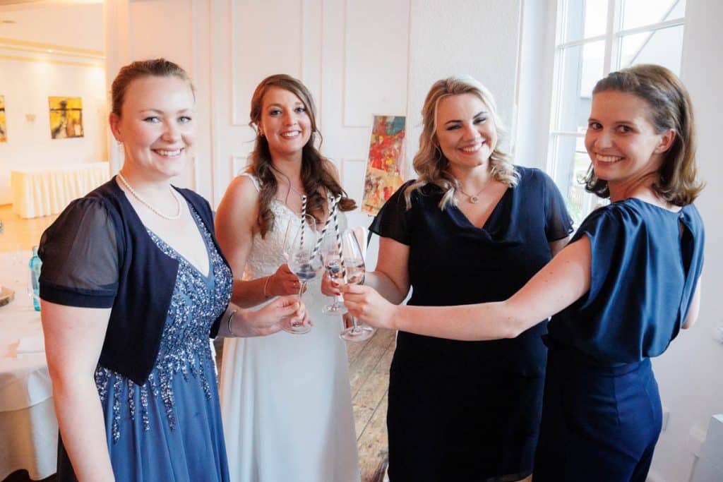 Ausgelassene Hochzeitsfeier von Diana und Hendrik im Hotel Neuhaus in Iserlohn, Sauerland. Vom ersten Tanz über emotionale Reden bis zur Party auf der Tanzfläche: Die lebendige Stimmung und Freude dieses Tages hielt der Hochzeitsfotograf Sauerland in Bildern fest.