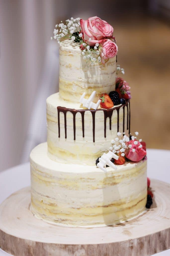Ausgelassene Hochzeitsfeier von Diana und Hendrik im Hotel Neuhaus in Iserlohn, Sauerland. Vom ersten Tanz über emotionale Reden bis zur Party auf der Tanzfläche: Die lebendige Stimmung und Freude dieses Tages hielt der Hochzeitsfotograf Sauerland in Bildern fest.