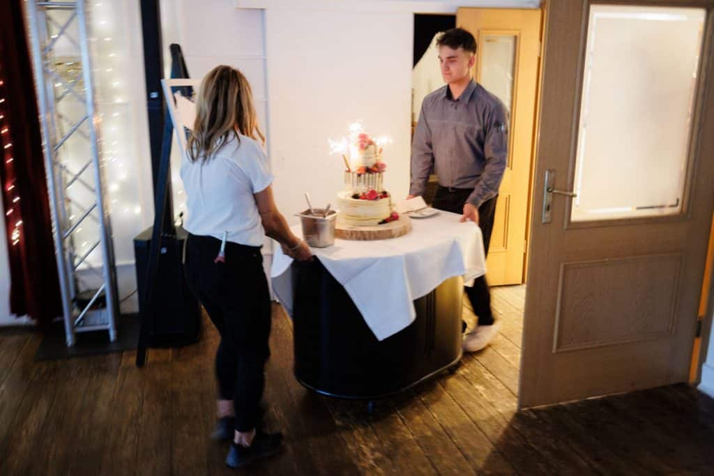 Ausgelassene Hochzeitsfeier von Diana und Hendrik im Hotel Neuhaus in Iserlohn, Sauerland. Vom ersten Tanz über emotionale Reden bis zur Party auf der Tanzfläche: Die lebendige Stimmung und Freude dieses Tages hielt der Hochzeitsfotograf Sauerland in Bildern fest.