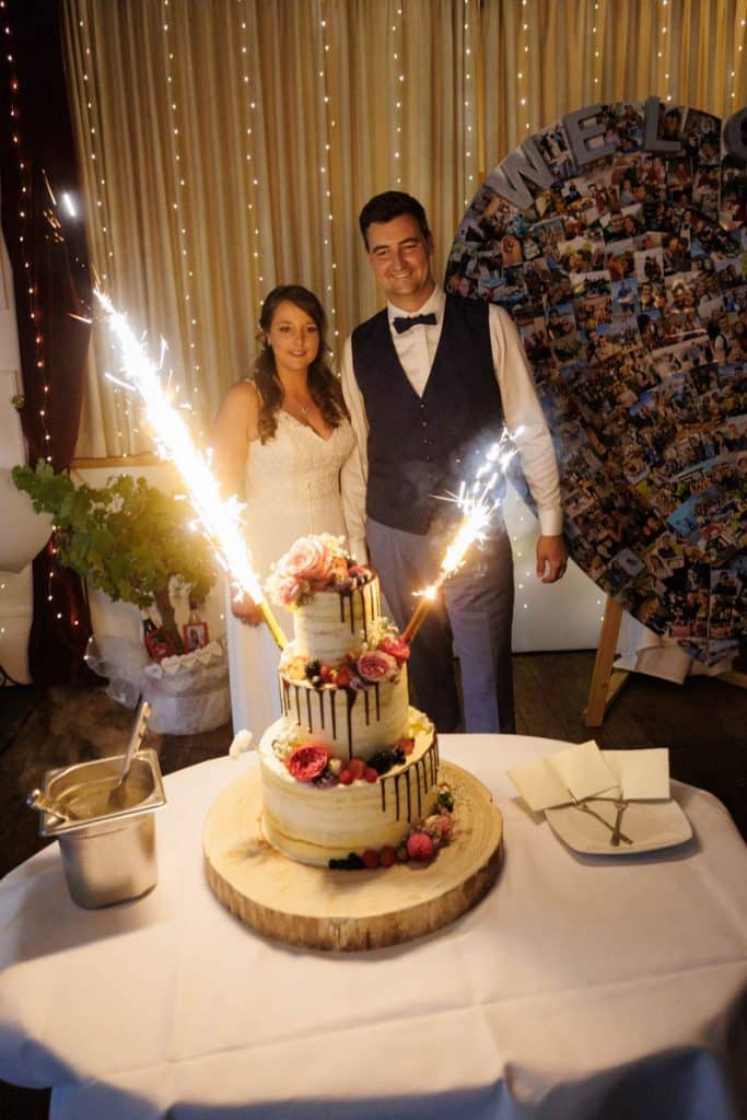 Ausgelassene Hochzeitsfeier von Diana und Hendrik im Hotel Neuhaus in Iserlohn, Sauerland. Vom ersten Tanz über emotionale Reden bis zur Party auf der Tanzfläche: Die lebendige Stimmung und Freude dieses Tages hielt der Hochzeitsfotograf Sauerland in Bildern fest.