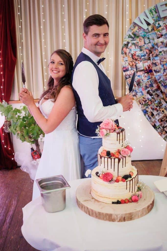 Ausgelassene Hochzeitsfeier von Diana und Hendrik im Hotel Neuhaus in Iserlohn, Sauerland. Vom ersten Tanz über emotionale Reden bis zur Party auf der Tanzfläche: Die lebendige Stimmung und Freude dieses Tages hielt der Hochzeitsfotograf Sauerland in Bildern fest.