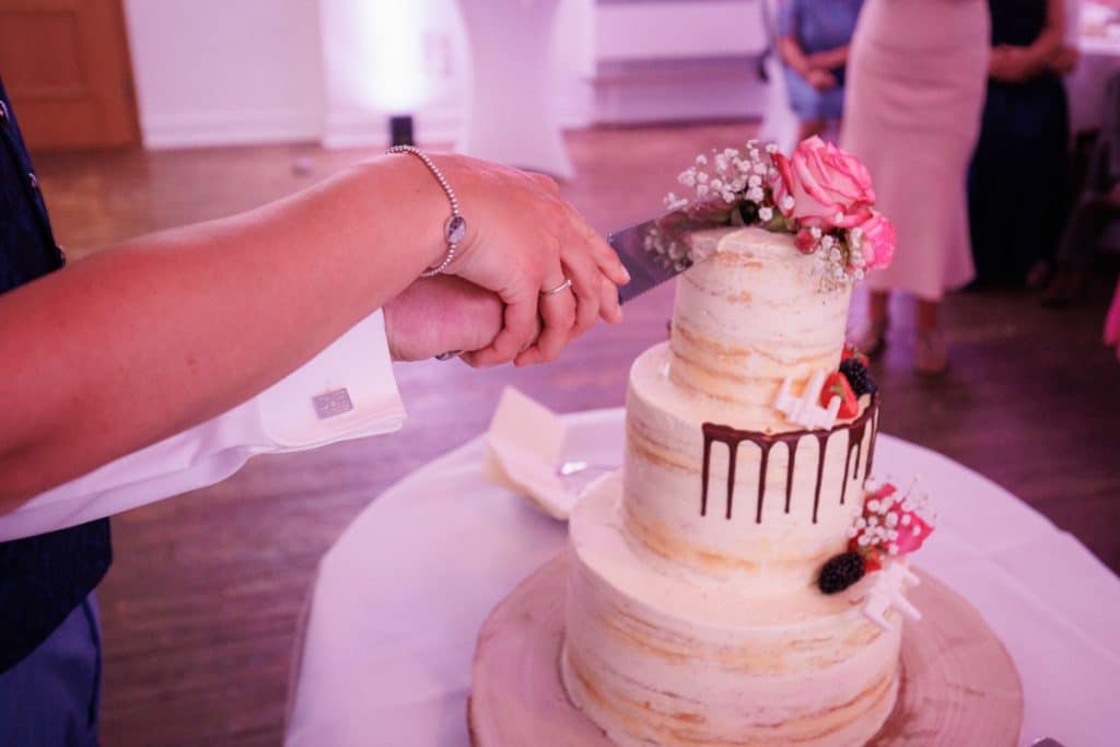 Ausgelassene Hochzeitsfeier von Diana und Hendrik im Hotel Neuhaus in Iserlohn, Sauerland. Vom ersten Tanz über emotionale Reden bis zur Party auf der Tanzfläche: Die lebendige Stimmung und Freude dieses Tages hielt der Hochzeitsfotograf Sauerland in Bildern fest.