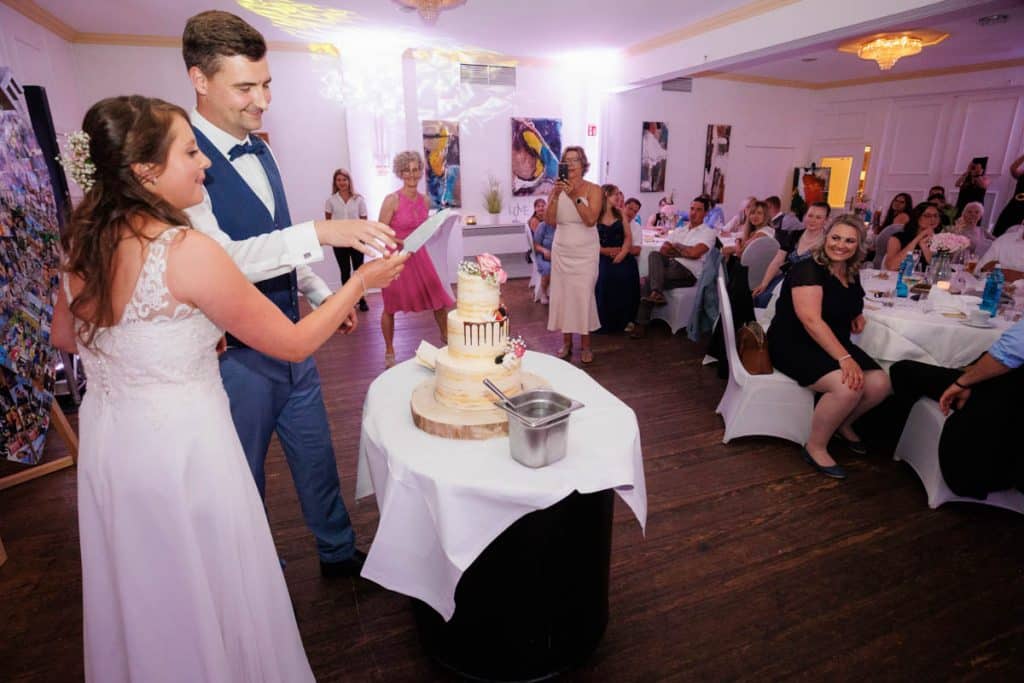 Ausgelassene Hochzeitsfeier von Diana und Hendrik im Hotel Neuhaus in Iserlohn, Sauerland. Vom ersten Tanz über emotionale Reden bis zur Party auf der Tanzfläche: Die lebendige Stimmung und Freude dieses Tages hielt der Hochzeitsfotograf Sauerland in Bildern fest.