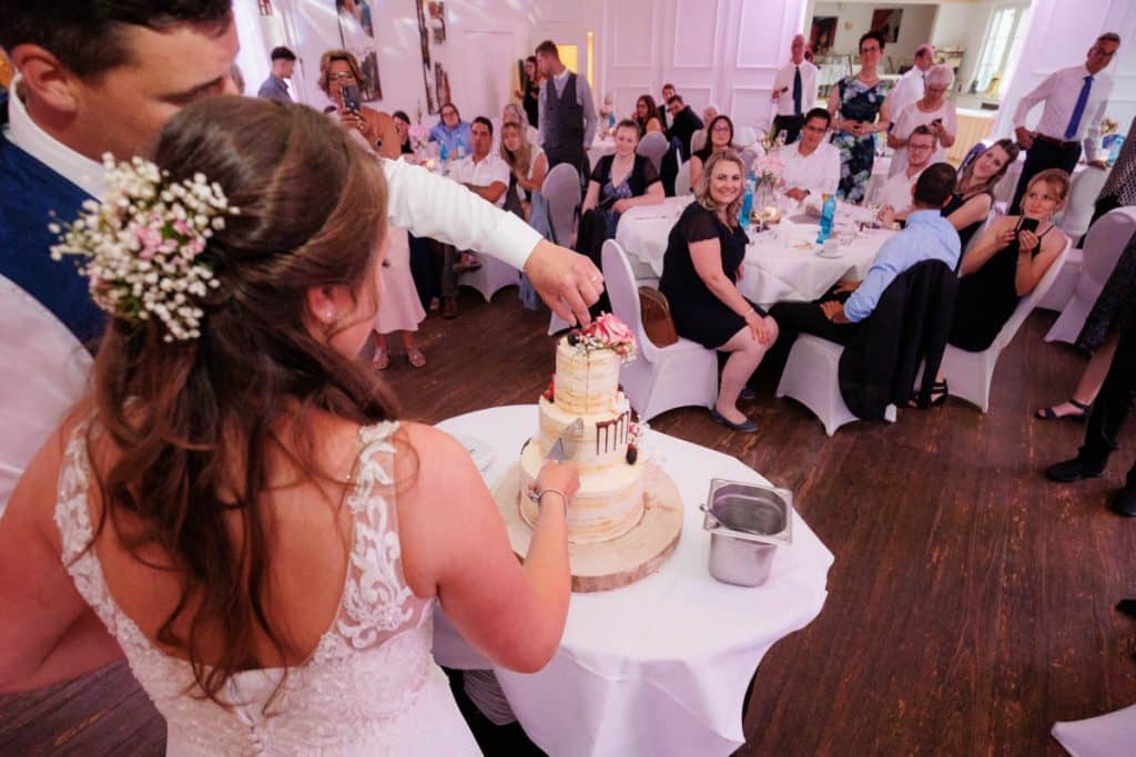Ausgelassene Hochzeitsfeier von Diana und Hendrik im Hotel Neuhaus in Iserlohn, Sauerland. Vom ersten Tanz über emotionale Reden bis zur Party auf der Tanzfläche: Die lebendige Stimmung und Freude dieses Tages hielt der Hochzeitsfotograf Sauerland in Bildern fest.