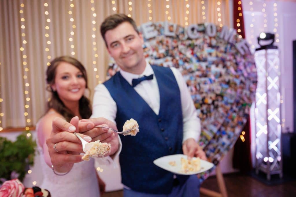 Ausgelassene Hochzeitsfeier von Diana und Hendrik im Hotel Neuhaus in Iserlohn, Sauerland. Vom ersten Tanz über emotionale Reden bis zur Party auf der Tanzfläche: Die lebendige Stimmung und Freude dieses Tages hielt der Hochzeitsfotograf Sauerland in Bildern fest.