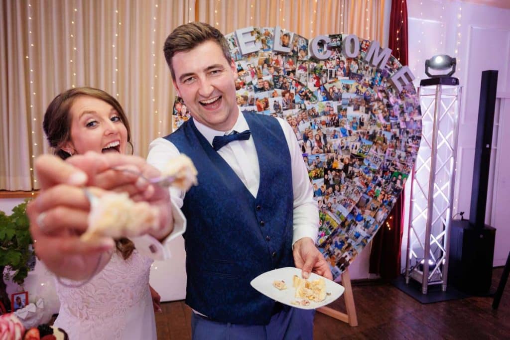 Ausgelassene Hochzeitsfeier von Diana und Hendrik im Hotel Neuhaus in Iserlohn, Sauerland. Vom ersten Tanz über emotionale Reden bis zur Party auf der Tanzfläche: Die lebendige Stimmung und Freude dieses Tages hielt der Hochzeitsfotograf Sauerland in Bildern fest.