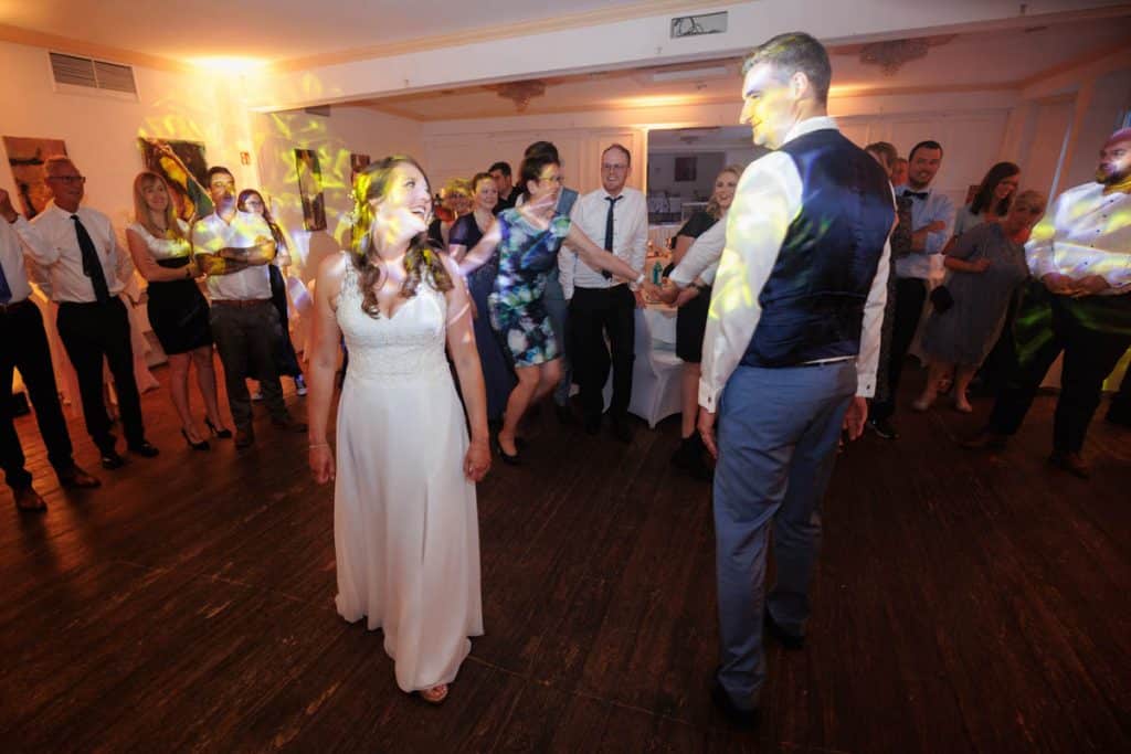 Ausgelassene Hochzeitsfeier von Diana und Hendrik im Hotel Neuhaus in Iserlohn, Sauerland. Vom ersten Tanz über emotionale Reden bis zur Party auf der Tanzfläche: Die lebendige Stimmung und Freude dieses Tages hielt der Hochzeitsfotograf Sauerland in Bildern fest.