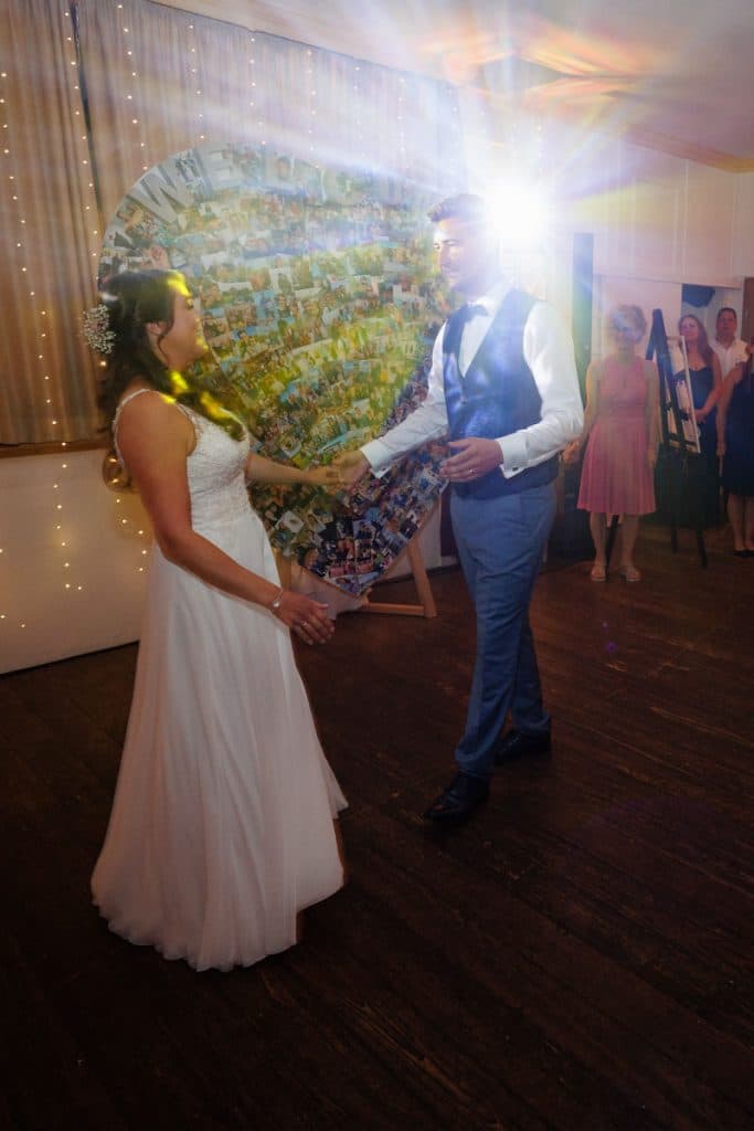 Ausgelassene Hochzeitsfeier von Diana und Hendrik im Hotel Neuhaus in Iserlohn, Sauerland. Vom ersten Tanz über emotionale Reden bis zur Party auf der Tanzfläche: Die lebendige Stimmung und Freude dieses Tages hielt der Hochzeitsfotograf Sauerland in Bildern fest.