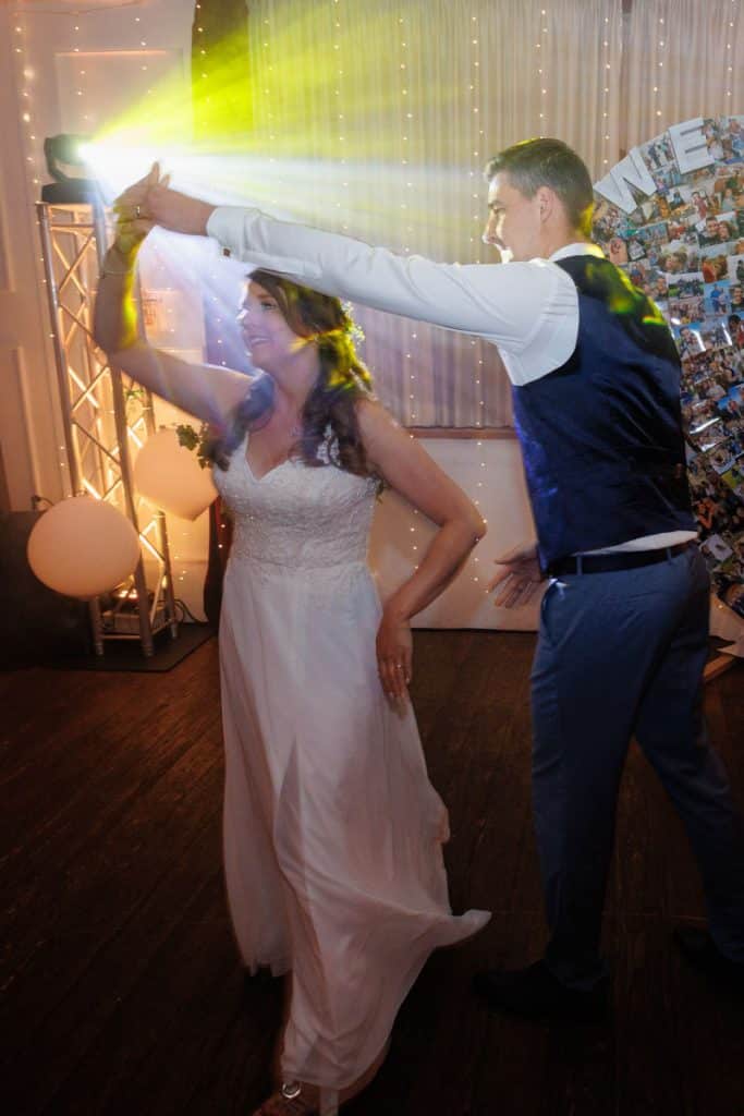 Ausgelassene Hochzeitsfeier von Diana und Hendrik im Hotel Neuhaus in Iserlohn, Sauerland. Vom ersten Tanz über emotionale Reden bis zur Party auf der Tanzfläche: Die lebendige Stimmung und Freude dieses Tages hielt der Hochzeitsfotograf Sauerland in Bildern fest.