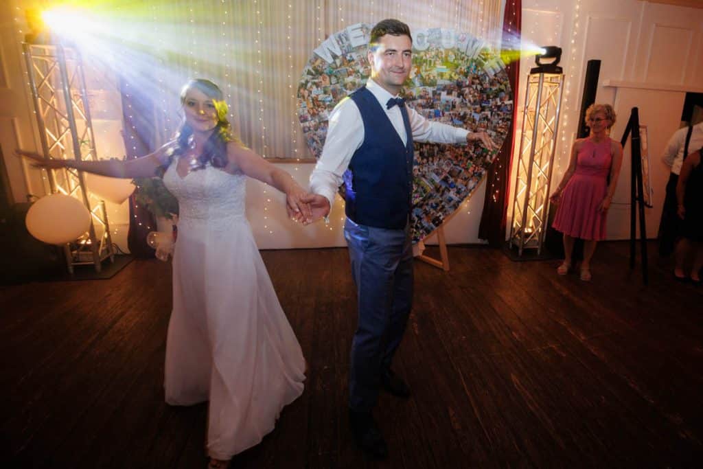 Ausgelassene Hochzeitsfeier von Diana und Hendrik im Hotel Neuhaus in Iserlohn, Sauerland. Vom ersten Tanz über emotionale Reden bis zur Party auf der Tanzfläche: Die lebendige Stimmung und Freude dieses Tages hielt der Hochzeitsfotograf Sauerland in Bildern fest.