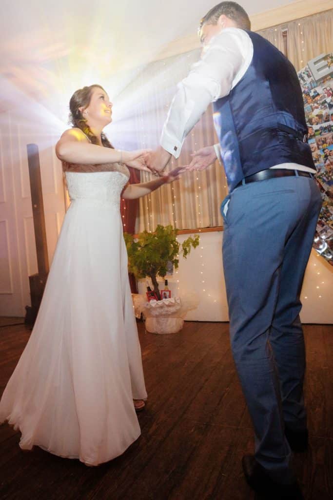 Ausgelassene Hochzeitsfeier von Diana und Hendrik im Hotel Neuhaus in Iserlohn, Sauerland. Vom ersten Tanz über emotionale Reden bis zur Party auf der Tanzfläche: Die lebendige Stimmung und Freude dieses Tages hielt der Hochzeitsfotograf Sauerland in Bildern fest.